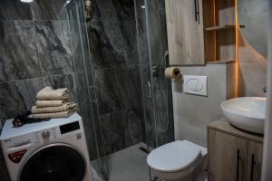 Ένα μπάνιο στο Apartman P Lux 2 Ćuprija +6 φωτογραφίες