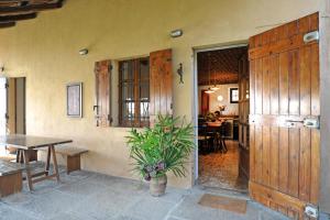 a room with a table and a plant in it at Il portico sulla valle, Bioglio in Valle San Nicolao