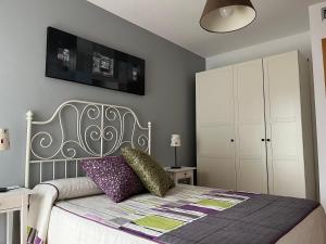 Ένα ή περισσότερα κρεβάτια σε δωμάτιο στο Acogedor Apartamento En Huesca