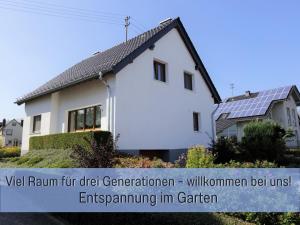 een wit huis met zonnepanelen op het dak bij Ferienhaus Däschinger Das Zweiradparadies in Mastershausen +54 foto's