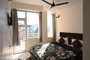 Ένα ή περισσότερα κρεβάτια σε δωμάτιο στο Hotel Kasauli Peak View - Family and Group Stay Apartments