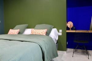 a bedroom with green and blue walls and a bed at Maison familiale rénovée avec terrasse, 4 chambres, proche L'Isle-sur-la-Sorgue in Pernes-les-Fontaines