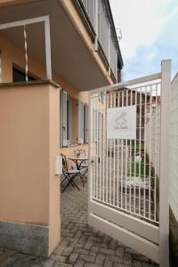 a gate to a building with a sign on it at Casa Laura - Home and Relax Malpensa in Lonate Pozzolo