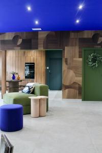 a living room with a green couch and a blue ceiling at Maison familiale rénovée avec terrasse, 4 chambres, proche L'Isle-sur-la-Sorgue in Pernes-les-Fontaines