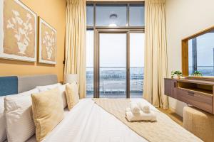 Giường trong phòng chung tại Fully Furnished 1 BDR in Masdar City - 5 min to Airport - 10 min to Yas Mall, Ferrari World, Sea World