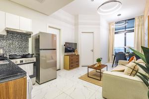 Nhà bếp/bếp nhỏ tại Fully Furnished 1 BDR in Masdar City - 5 min to Airport - 10 min to Yas Mall, Ferrari World, Sea World