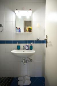 Koupelna v ubytování Neossia - Tripoli City Escape + 30 fotografií