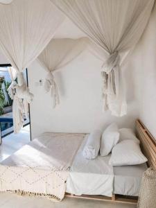 Postel nebo postele na pokoji v ubytování Sanur Beachside Stunner