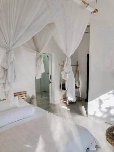 Postel nebo postele na pokoji v ubytování Sanur Beachside Stunner