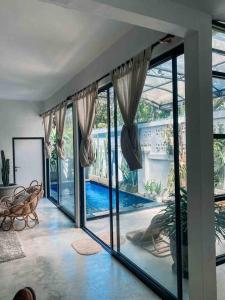 Bazén v ubytování Sanur Beachside Stunner nebo v jeho okolí + 12 fotografií