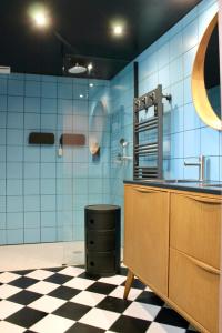 a blue tiled kitchen with a sink and a shower at Maison familiale rénovée avec terrasse, 4 chambres, proche L'Isle-sur-la-Sorgue in Pernes-les-Fontaines +18 photos