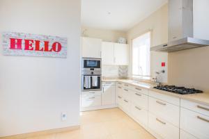 Η κουζίνα ή μικρή κουζίνα στο Luxury Terraced Villa at Palheiro Village