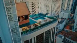 ein Blick von der Spitze eines Gebäudes mit einem Swimmingpool in der Unterkunft Studio Centro - 7 Copas in Rio de Janeiro