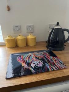een kleed met een afbeelding van een hond op een aanrecht bij Kingsbarns Apartment in Kingsbarns
