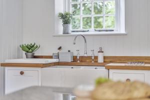Η κουζίνα ή μικρή κουζίνα στο The Long Cottage +29 φωτογραφίες