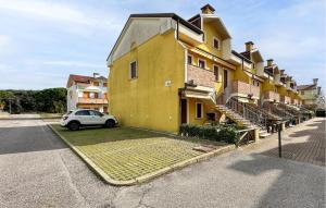a car parked in front of a yellow building at Solmare 5116 in Rosapineta
