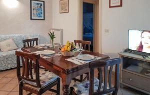 Una sala de estar con una mesa de madera y un televisor. en Villino Celeste, en Bagno Roselle