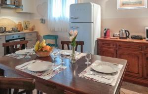 una cocina con una mesa con platos y utensilios en Villino Celeste, en Bagno Roselle