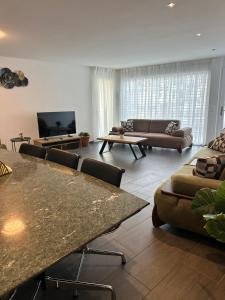 Μια τηλεόραση ή/και κέντρο ψυχαγωγίας στο The Golf apartments