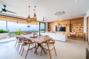 Et tv og/eller underholdning på Casa Daria Sofia - Oceanview Luxury 4BR Villa