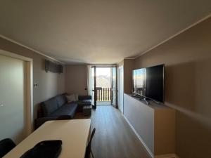 โทรทัศน์และ/หรือระบบความบันเทิงของ Attico del Sole sulle piste da sci - Box privato