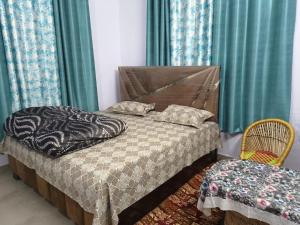 ein Schlafzimmer mit einem Bett und einem Stuhl in der Unterkunft Prince Home Stay in Jāmb