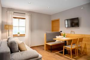 una sala de estar con un sofá y una mesa en Winzerhof Kiss, en Jois