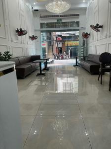 Six Brothers Boutique Hotel في Kon Rung (1): ردهة بها أرائك وطاولات في مبنى +54 صورة