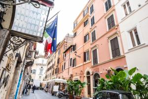 a street in the city with buildings at La Vite 94 in Rome