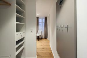 Maximilian Apartments Lindau في لينداو: غرفة مع مدخل مع مكتب ورفوف