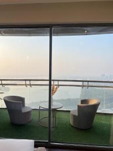 O vedere generală la mare sau o vedere la mare
luată din acest apartament