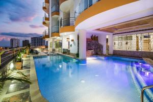 una piscina en la azotea de un edificio con vistas en Terrazas Tayrona Travelers Apartamentos y Suites, en Santa Marta