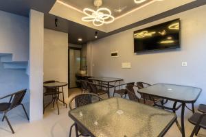 ウクラズにあるSunway Ukulhasのダイニングルーム(テーブル、椅子、天井ファン付) +8枚の写真