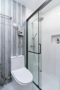 ウクラズにあるSunway Ukulhasのトイレとガラスのシャワー付きのバスルーム