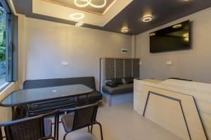 ウクラズにあるSunway Ukulhasのベッドとテーブルとソファのある部屋