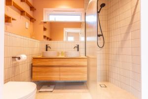 een badkamer met twee wastafels en een douche bij The Deck House - St Monans in Saint Monance +56 foto's