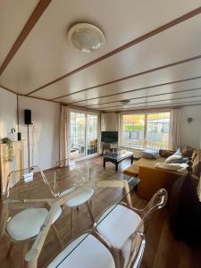 Vakantiepark Klein Vink - 25 في بوكهاوْسِن: غرفة معيشة مع كرسيين وأريكة