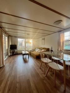 Vakantiepark Klein Vink - 25 في بوكهاوْسِن: غرفة معيشة مع طاولة وأريكة