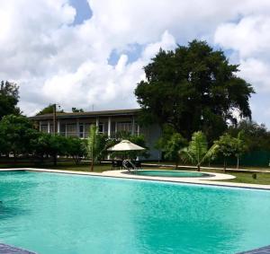 uma grande piscina em frente a um prédio em Tabbowa Lake Resort em Nikawatawana