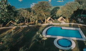 uma vista aérea de uma casa com piscina em Tabbowa Lake Resort em Nikawatawana mais 9 fotografias