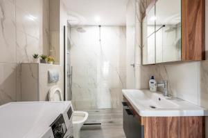 Ένα μπάνιο στο Houseloft Urban Retreat