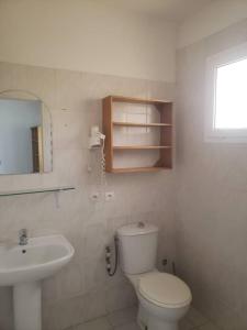 Le Ganalé في Warang: حمام أبيض مع مرحاض ومغسلة