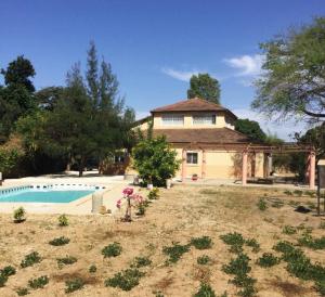 Le Ganalé في Warang: منزل به حوض سباحة في الفناء +6 صور