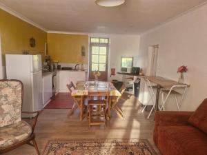 Η κουζίνα ή μικρή κουζίνα στο le petit chez soi du lac