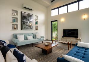 Χώρος καθιστικού στο LohonoStays Villa Siena F