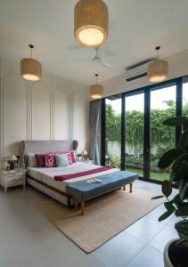 Ένα ή περισσότερα κρεβάτια σε δωμάτιο στο LohonoStays Villa Siena F