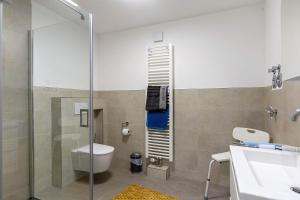 Ένα μπάνιο στο Südstadt Appartment +14 φωτογραφίες