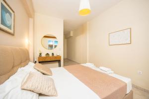 Una cama o camas en una habitación de Koulouris Beach Hotel