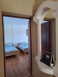 una camera con specchio e una camera con letto di std- Na lepom plavom Dunavu a Kladušnica Altre 31 foto