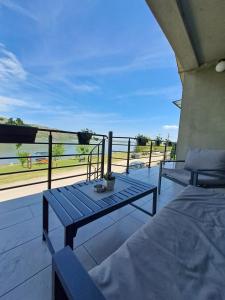 balcone con letto e vista sull'oceano di std- Na lepom plavom Dunavu a Kladušnica
